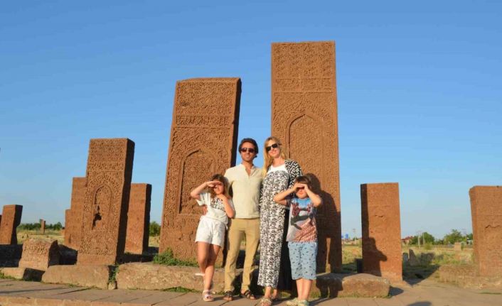 Bitlislilerin ünlü gelini büryan yedi, Van Gölü’nde yüzdü