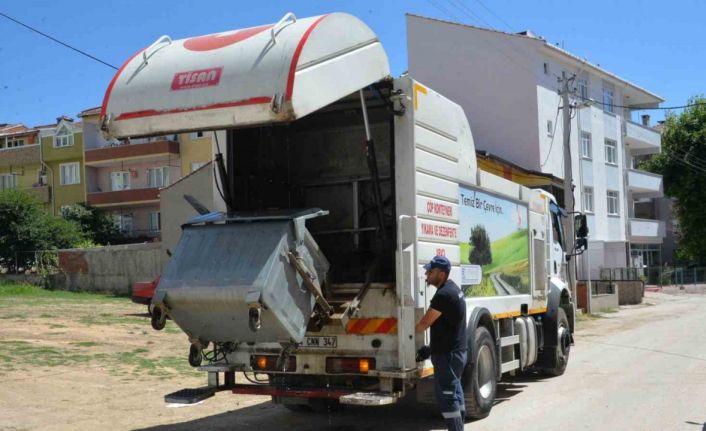 Bozüyük’te çöp konteynerleri  önce yıkanıyor sonra ilaçlanıyor