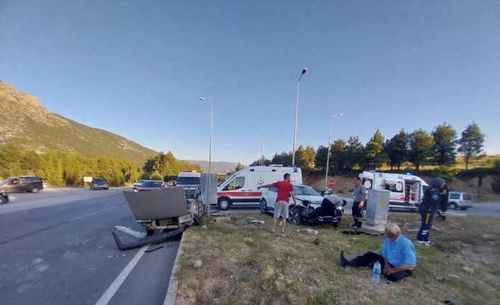 Burdur’da 2 otomobil çarpıştı, 2 kişi yaralandı