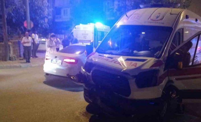 Burdur’da ambulans ile otomobil çarpıştı: 4 yaralı