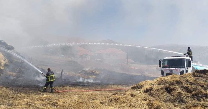 Burdur’da çıkan yangında çok sayıda saman balyası kül oldu