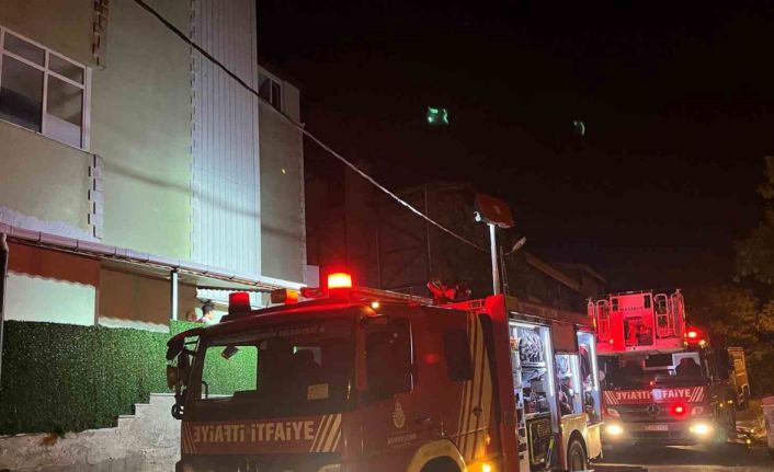 Büyükçekmece’de ıslak mendil üretimi yapılan binada yangın çıktı