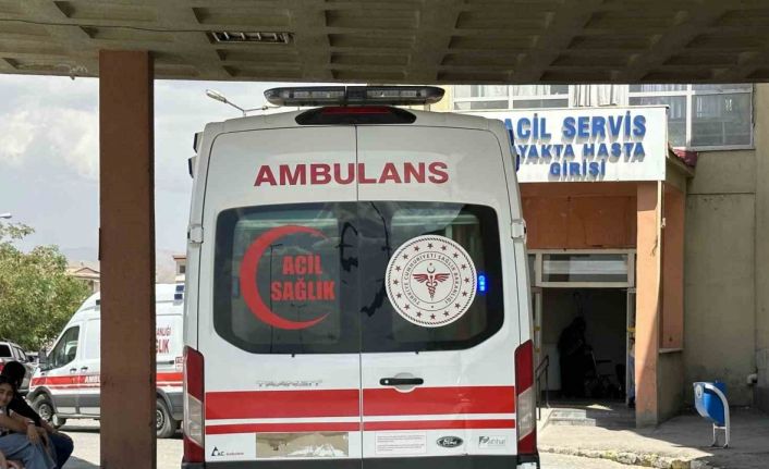 Buzulların kırılması sonucu yaralanan Avcu çifti Van’a sevk edildi