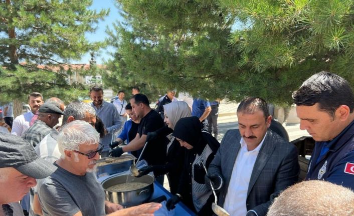 Çiçekdağı Belediyesi vatandaşa ’Aşure’ dagıttı