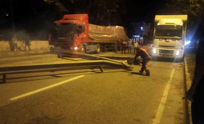D-650’de tırın çarptığı bariyer yola savruldu, trafik durdu