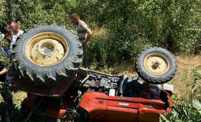 Devrilen traktörün altında kalan sürücü hayatını kaybetti