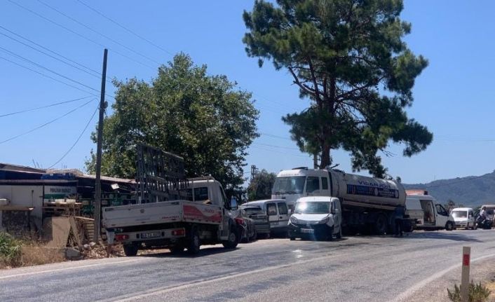 Direksiyon hakimiyeti kaybolan vidanjör, park halindeki 8 araca çarptı