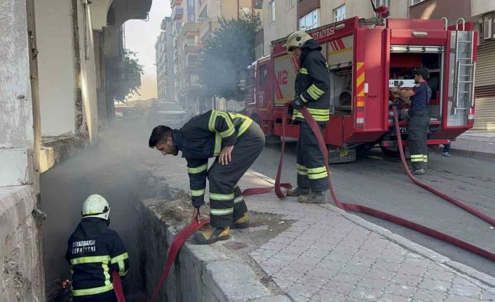 Diyarbakır’da ağır hasarlı 7 katlı binanın bodrum katında yangın