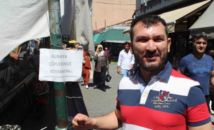 Dükkânın önüne çöp atılmasını istemeyen esnaftan uyarı yazısı