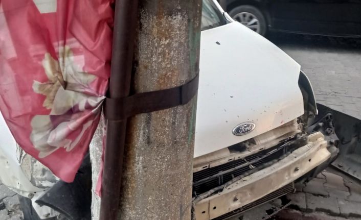 Edremit’te araç elektrik direğine çarparak durdu: 1 yaralı