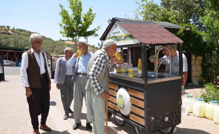 Eğil’de peygamber kabirlerini ziyarete gelen vatandaşa limonata ikramı