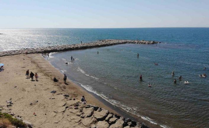 El Nino sıcağından bunalan vatandaşlar, Akdeniz’de serinliyor