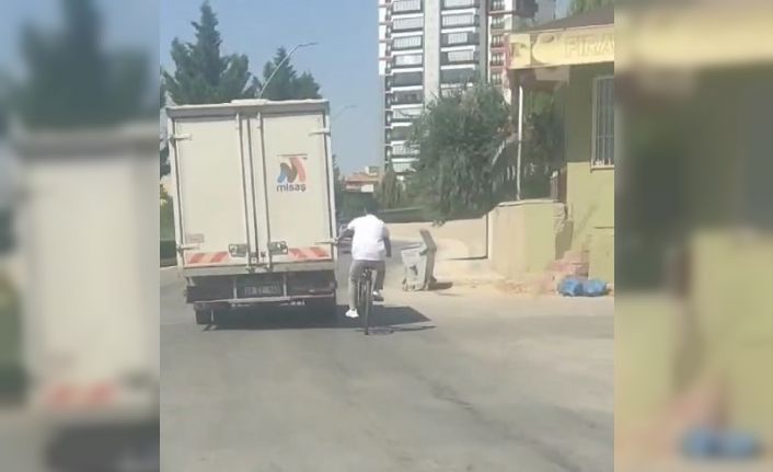Elazığ’da bisikletlinin tehlikeli yolcuğu kameralara yansıdı