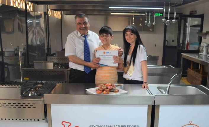 Engelsiz Gastronomi Merkezinde eğitim gören özel bireyler belgelerini aldı