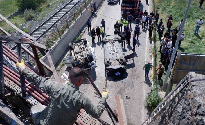 Erzurum’da iki araç köprüden uçtu, can pazarı yaşandı