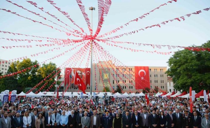 Eskişehir’de 15 Temmuz anma programı yüzlerce vatandaşın katılımıyla gerçekleştirildi