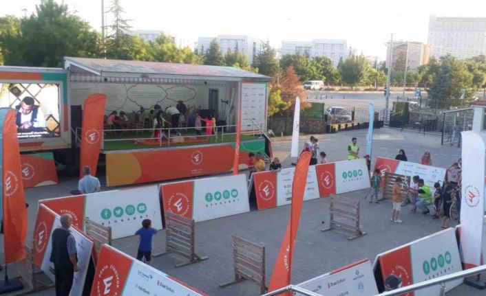 Etkinlik tırı Karaman’da depremzede çocuklarla buluştu