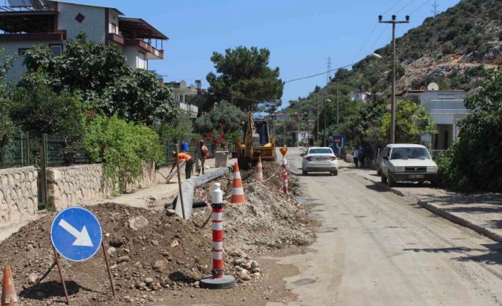 Finike’de, eskiyen içme suyu boru hattı  yenileniyor