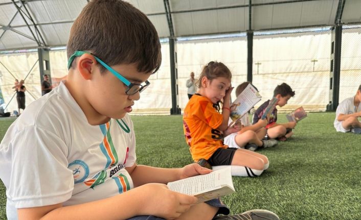 Futbol kursunda kitap okuma etkinliği