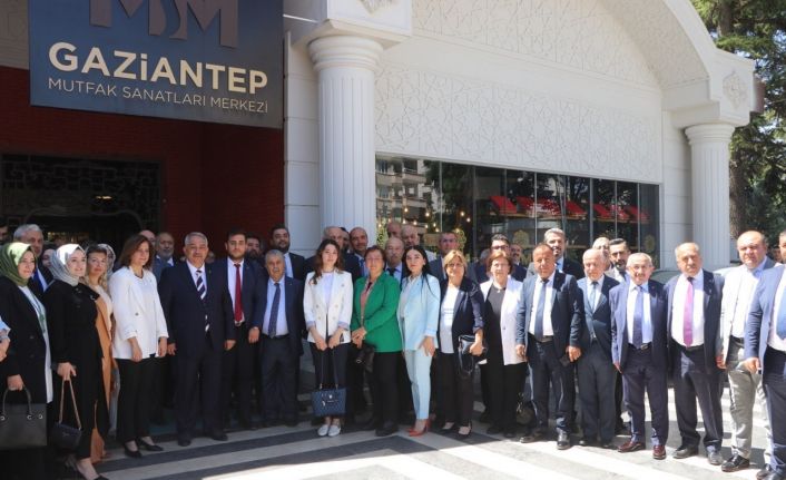 Gaziantep’te Ak Parti’nin yeni yönetimi açıklandı