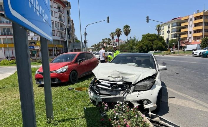 Gazipaşa’da iki otomobil çarpıştı: 2’si çocuk 4 kişi yaralandı