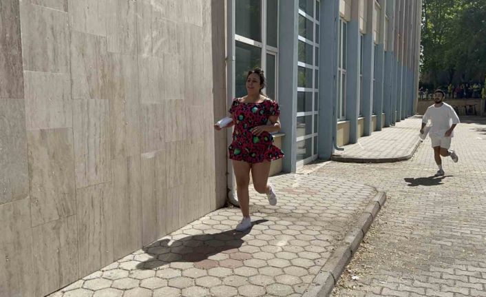 Geç kalan adaylar koşarak sınav salonlarına geldi