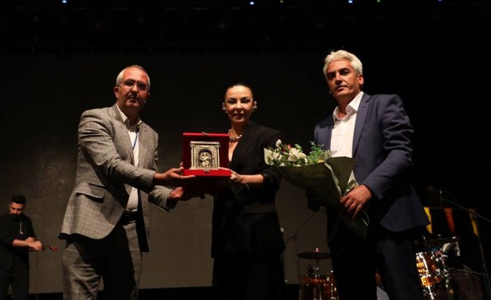 Geceye damgasını vuran Fatma Turgut sahne performansıyla büyüledi