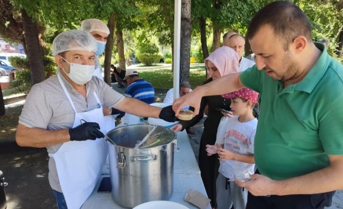 Gediz Belediyesinden vatandaşlara aşure ikramı