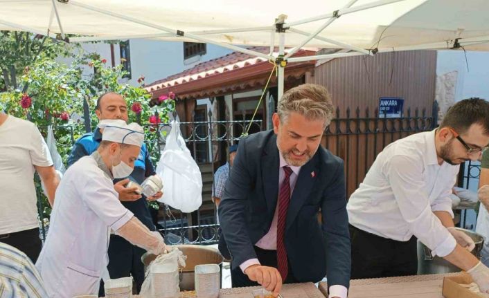 Gölpazarı Belediye Başkanı Hayri Suer vatandaşlara aşure dağıttı