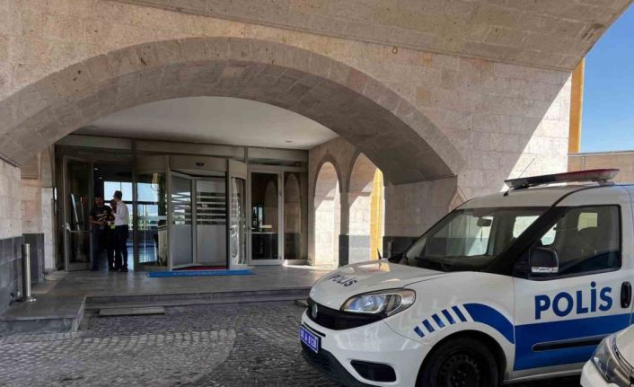 Gözü dönen koca, eşini ve kızını öldürdü