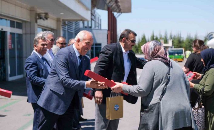 Gurbetçi vatandaşlar güllerle karşılandı