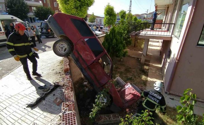 Hafif ticari araç ile çarpışan otomobil bahçeye uçtu: 1 yaralı