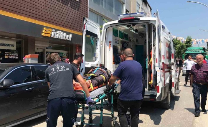 Hafif ticari aracın çarptığı motosiklet sürücüsü yaralandı
