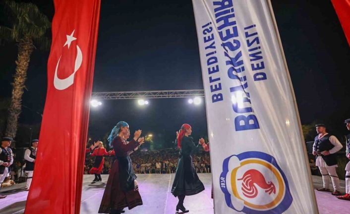 Halk Dansları Festivali coşkuyla devam ediyor