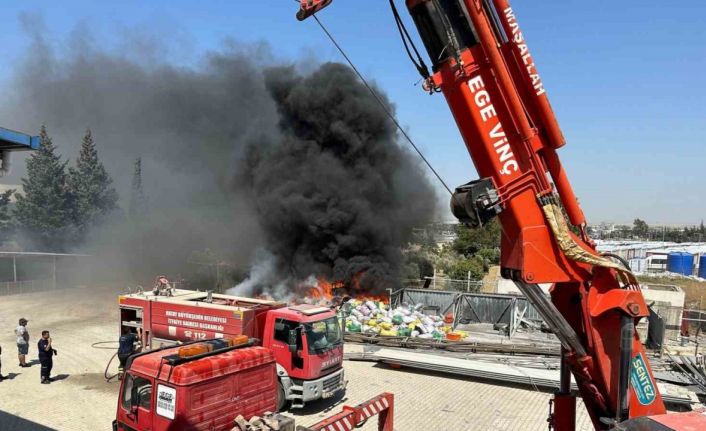 Hatay’da kauçuk fabrikası önünde yangın