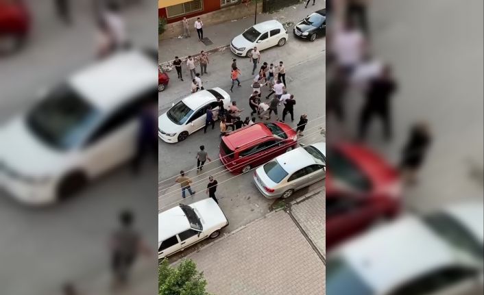 Hatay’da sokak ortasında yumruk yumruğa kavga kameralarda