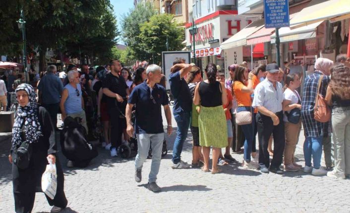 Hediye çekilişine katılmak için uzun kuyruklar oluşturdular