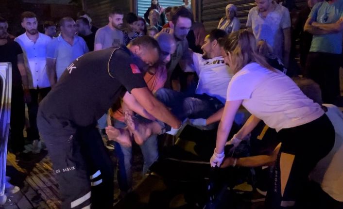 Hızla ilerleyen otomobil servis aracına çarptı : 5 yaralı
