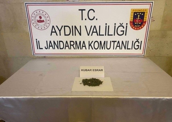 İçtikleri sigaraya esrar koydular, jandarmadan kaçamadılar