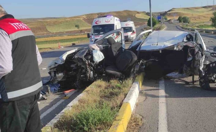 İkiye bölünen araçta 2 kişi hayatını kaybetti