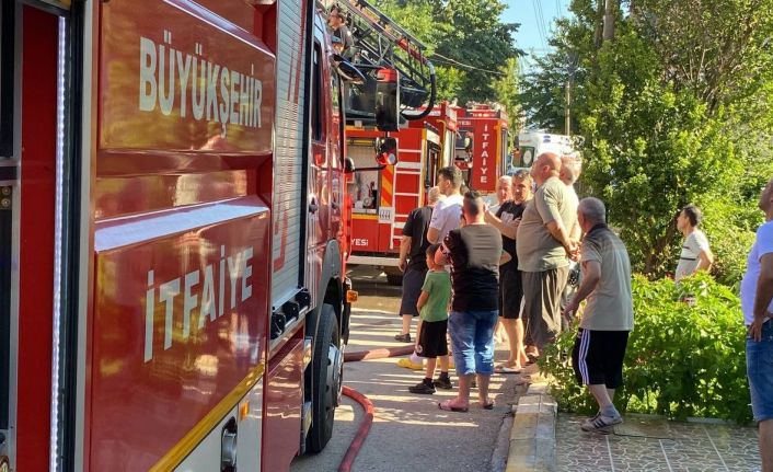 İtfaiye yangına müdahale ederken, mahalleli meraklı gözlerle izledi