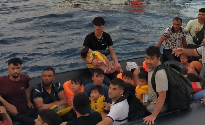 İzmir’de 54 düzensiz göçmen ve 1 göçmen kaçakçısı yakalandı