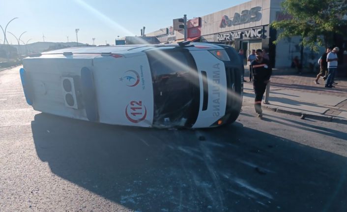 İzmir’de ambulans ile kamyonet çarpıştı: 3 yaralı