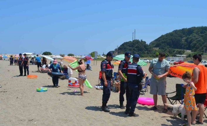 Jandarma ekipleri sahilde göz açtırmıyor