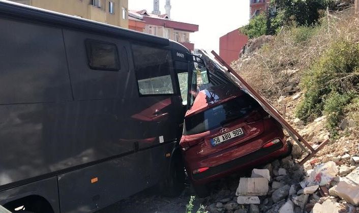 Kağıthane’de freni boşalan karavan park halindeki araca çarptı