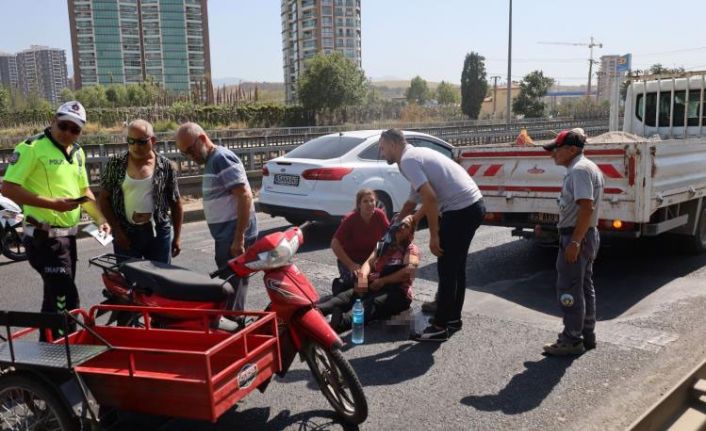 Kamyonet ile motosiklet çarpıştı, 2 kişi yaralandı