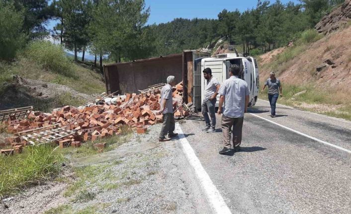 Karabük’te tuğla yüklü kamyon devrildi: 1 yaralı