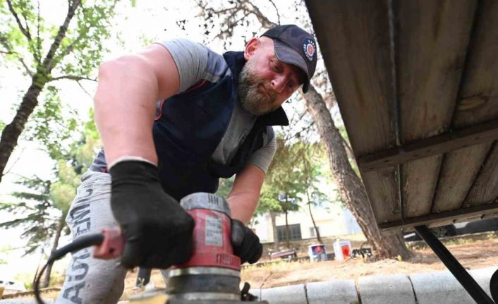 Karesi’de parklarda yenileme çalışmaları sürüyor