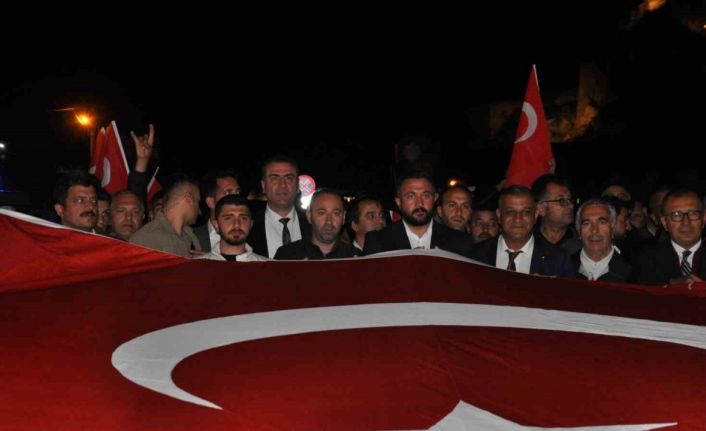 Karslılar 15 Temmuz’da demokrasi meydanını doldurdu