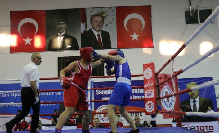 Kars’ta boks şampiyonası nefesleri kesiyor